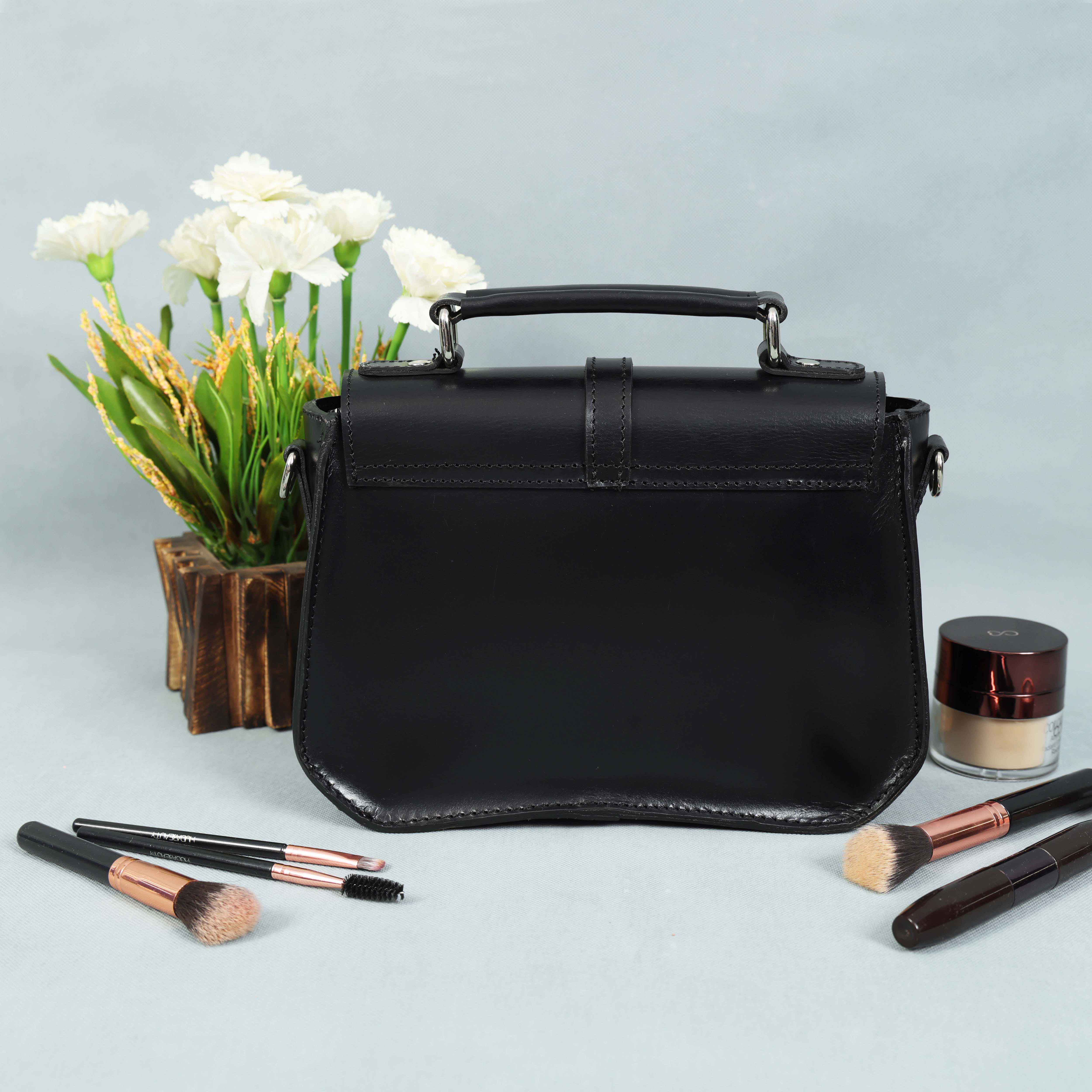 Classic Leather Sling Bag - The Epitome of Style and Functionality. Art: BG-1415
