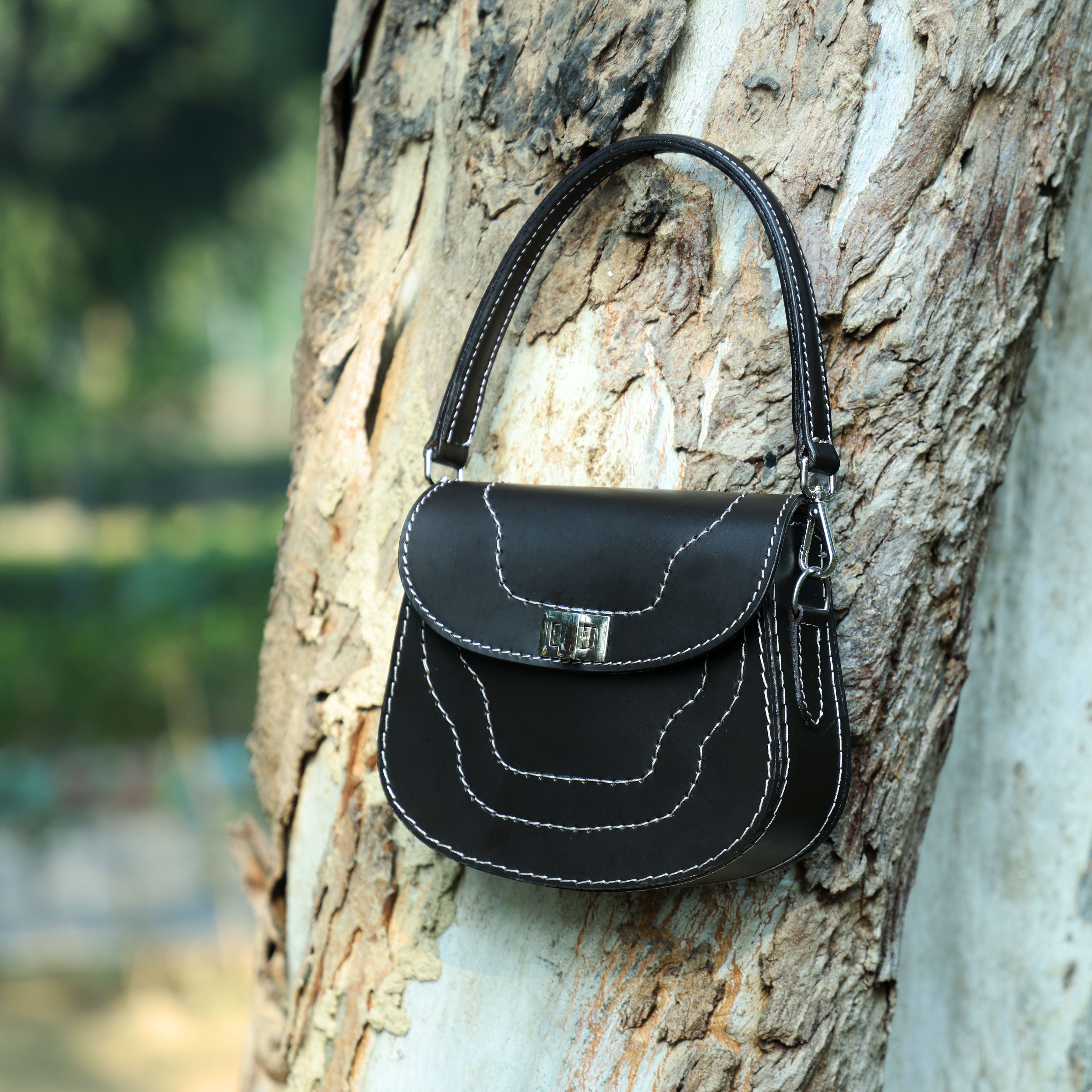 Stylish Leather Bag - Perfect Blend of Tradition & Modern Fashion, Art:- BG-1365