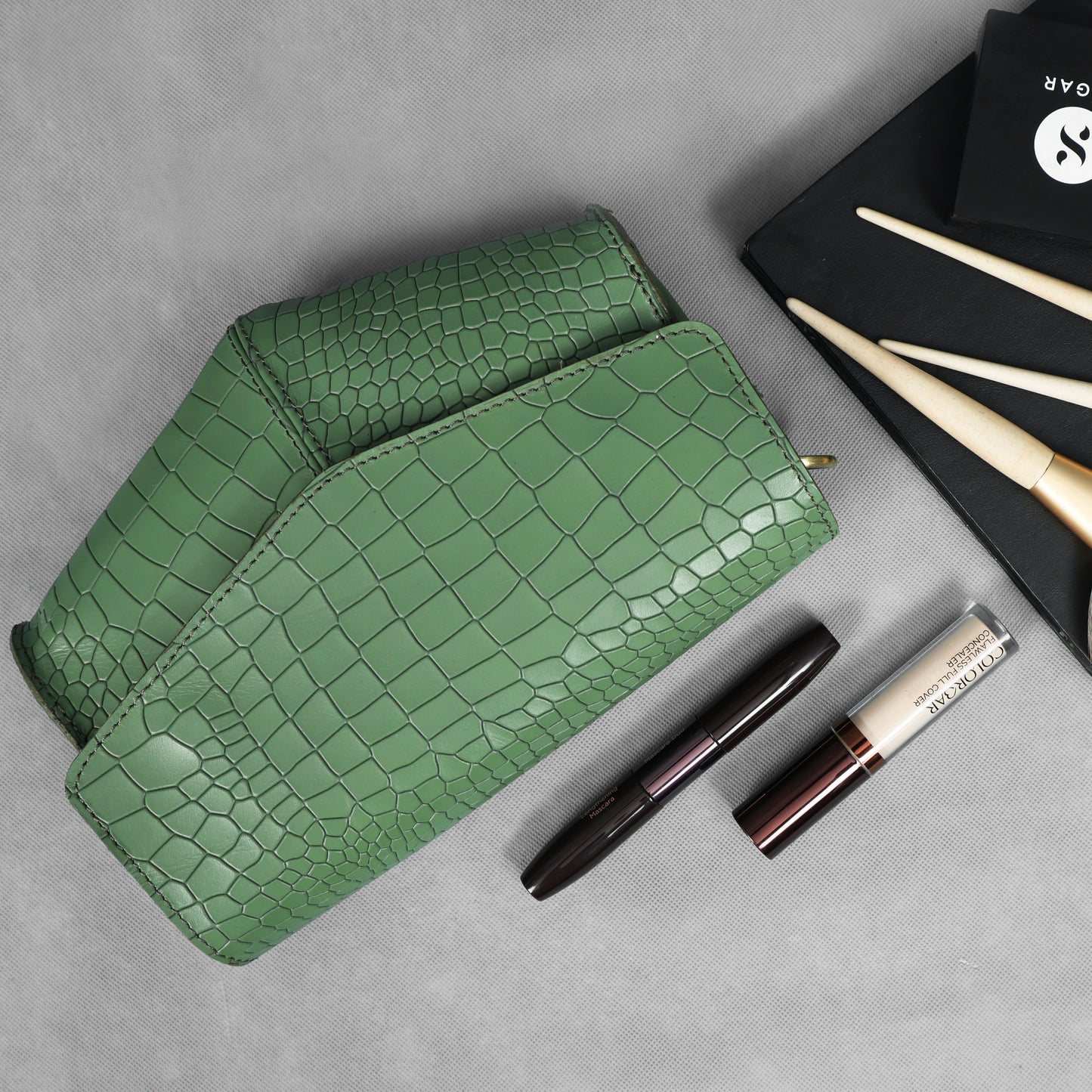 Chic Elegance: Black Deep Croco Leather Crossbody Bag. Art: BG-1602