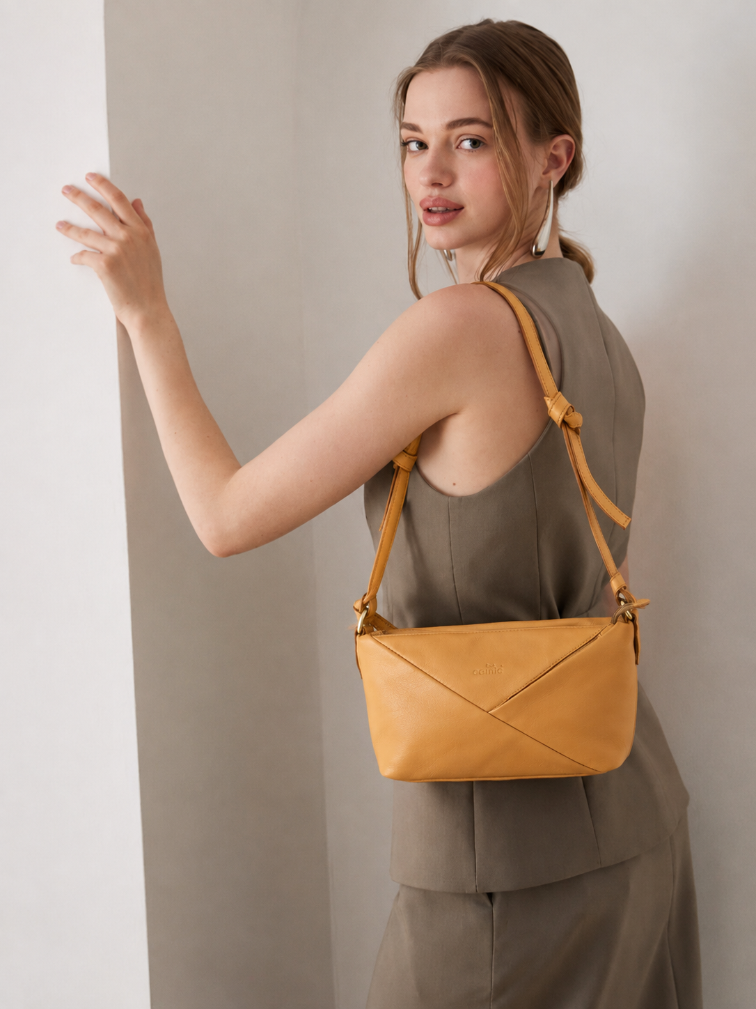 Premium Leather Hobo Shoulder Bag with Adjustable Strap, Zip Closure & Inner Pockets