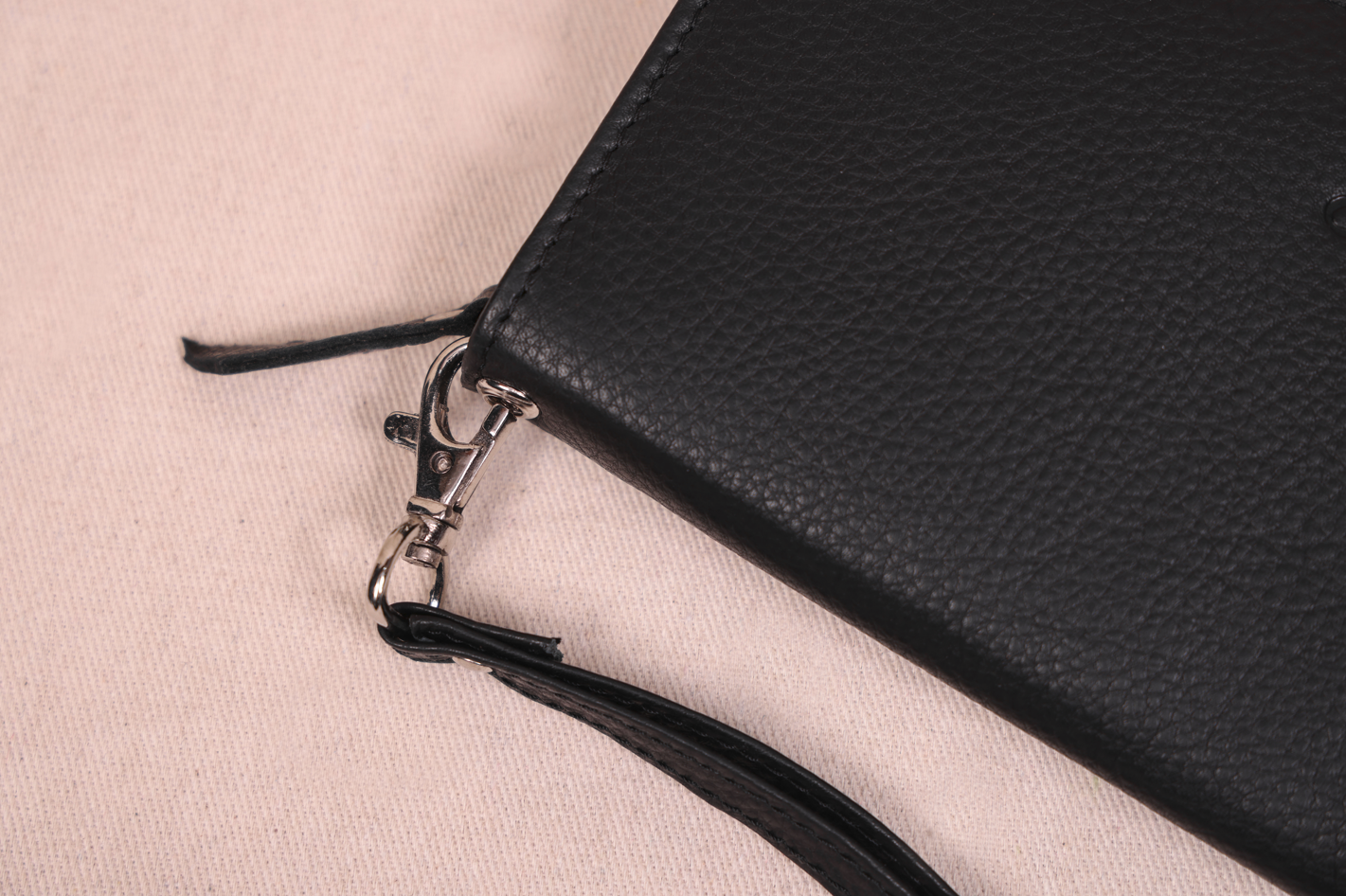 Shop Stylish Ladies' Black Clutches: Timeless Elegance and Versatility ART:-LA-1601
