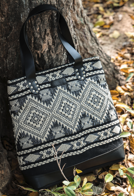 Chic Simplicity: Your Essential Tote Bag for Everyday Style. Art: BG-1751