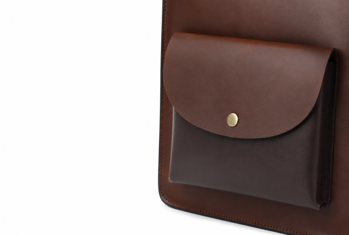 EASY ACCESS: FRONT UTILITY POCKET