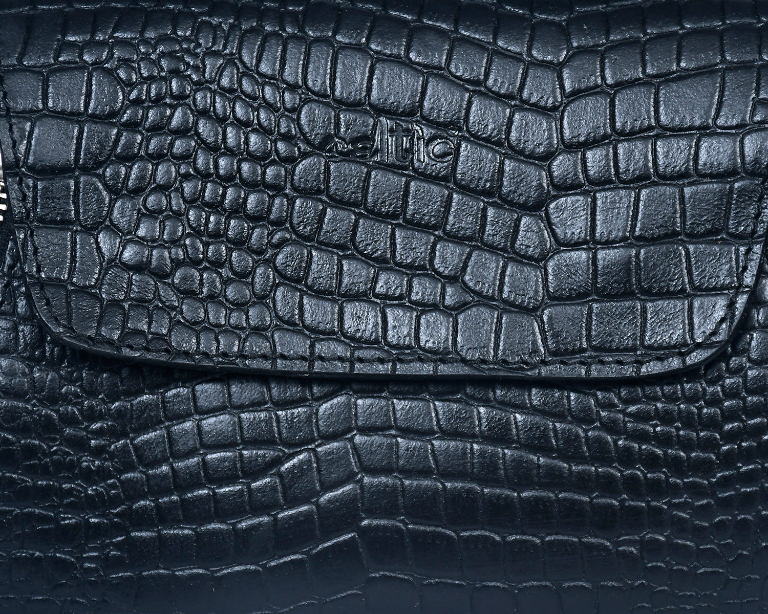 Premium Croc-Embossed Leather Handbag with Top Handle & Structured Zip Compartments
