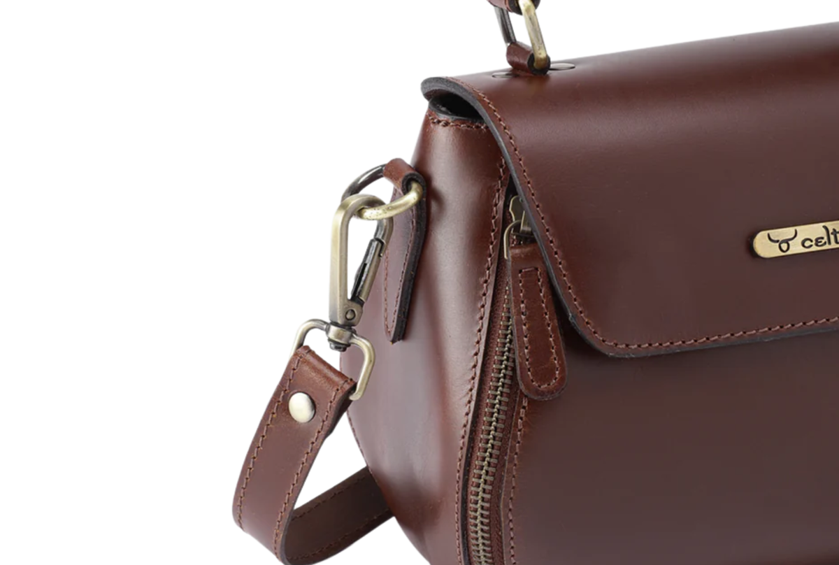 VERSATILE CARRY: DETACHABLE SLING STRAP