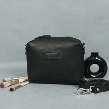 Black Leather Sling Bag with Detachable Strap – Stylish & Versatile Crossbody.BG-1625