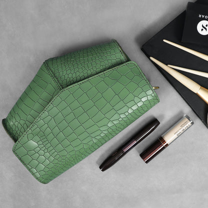 Chic Elegance: Black Deep Croco Leather Crossbody Bag. Art: BG-1602