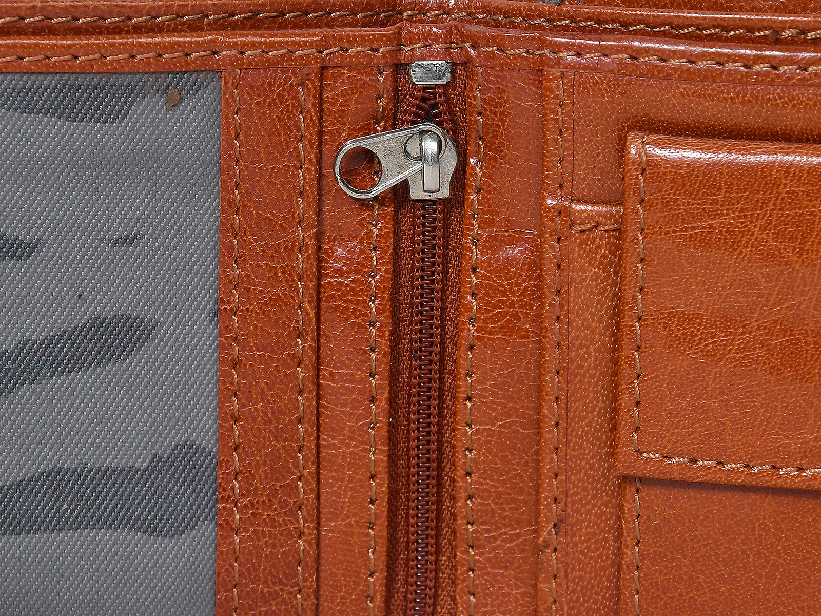 Premium Genuine Leather Bi-Fold Wallet with Zip Coin Pocket & Card Slots