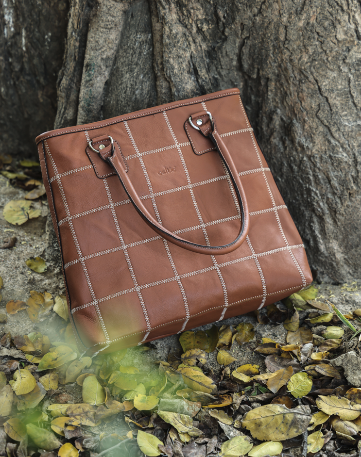 "Effortless Elegance: Elevate Your Style with Our Light Brown Tote Bag" Art: BG-1519-Z