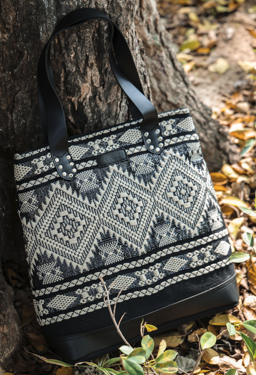 "Chic Simplicity: Your Essential Tote Bag for Everyday Style." Art: BG-1751