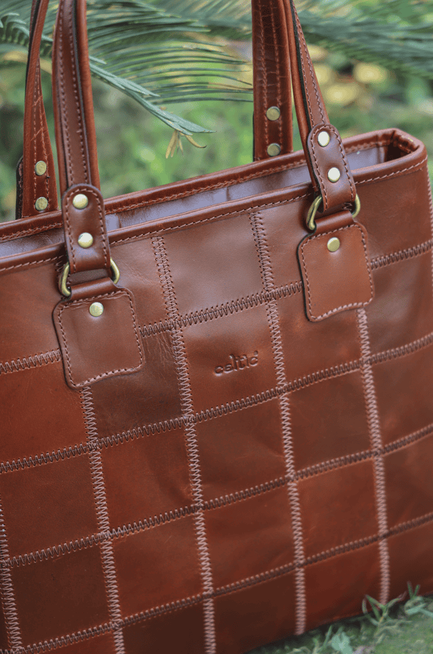 "Chic Contrast: Brown Tote Bag with Stylish Stitching for Timeless Elegance" Art: BG-1526-Z