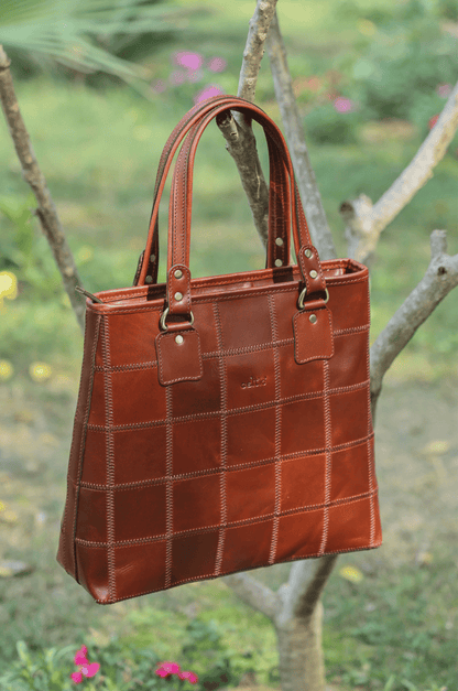 "Chic Contrast: Brown Tote Bag with Stylish Stitching for Timeless Elegance" Art: BG-1526-Z