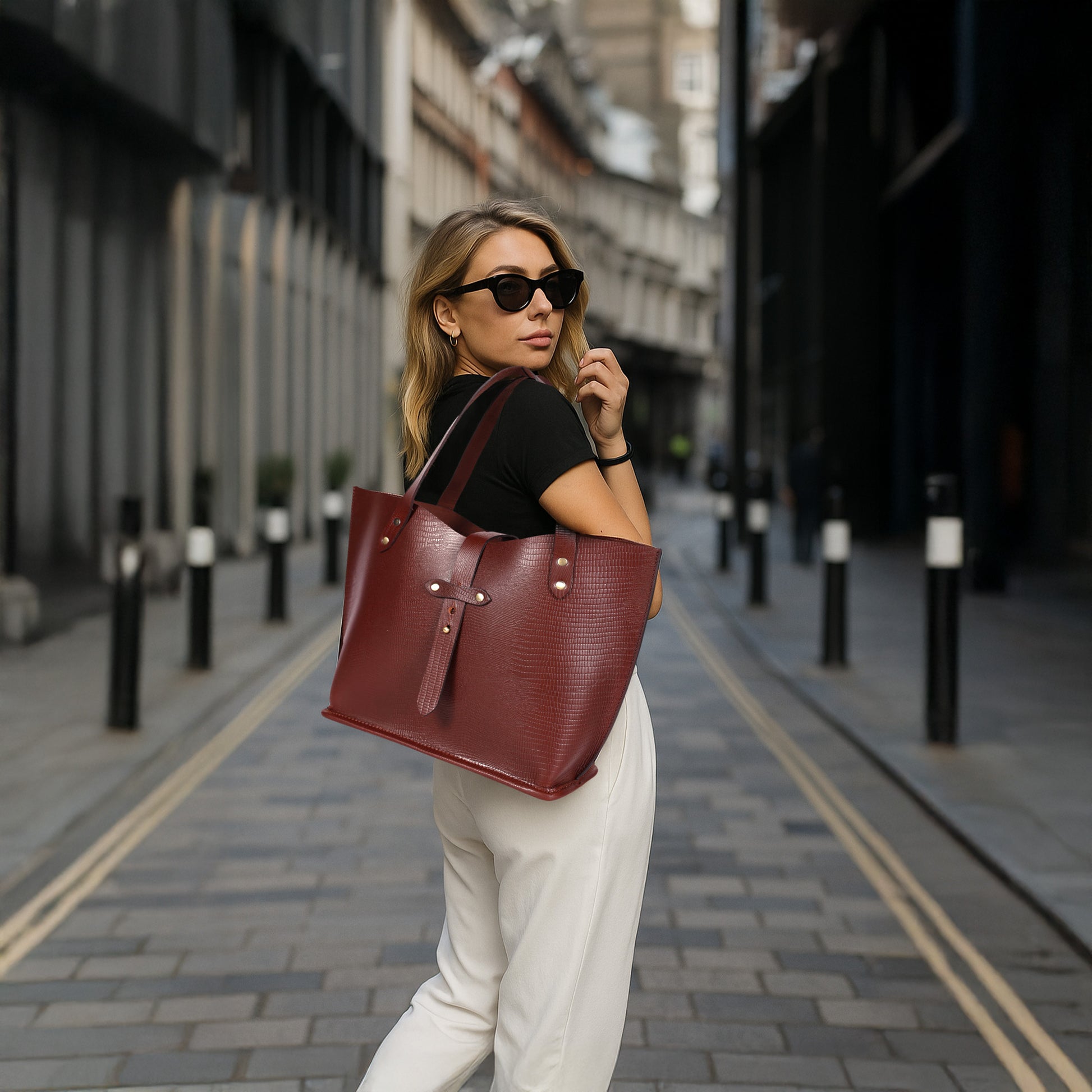 Fashionable Leather Handbag  Chic & Attractive Design for Every Occasion,Art:-BG-1404 L