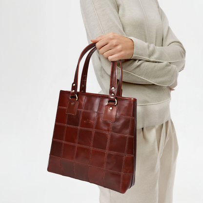 "Chic Contrast: Brown Tote Bag with Stylish Stitching for Timeless Elegance" Art: BG-1526-Z